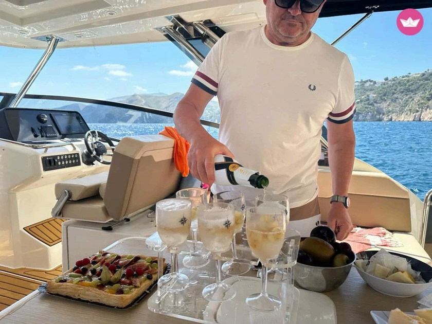 Apéritif servi à bord du catamaran à moteur au coucher du soleil à Dénia