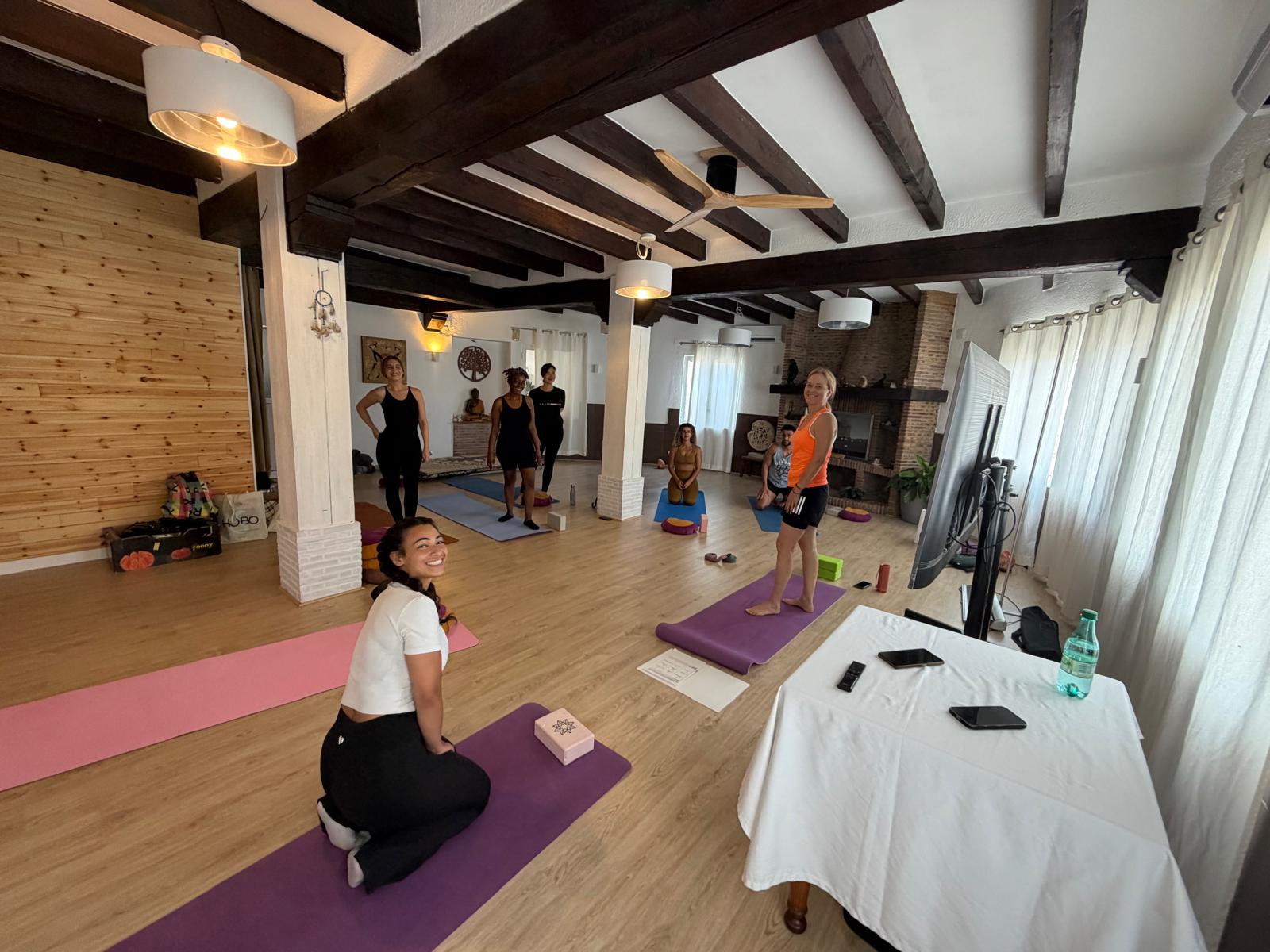Cours de yoga dans la grande salle de la Casa de Luz