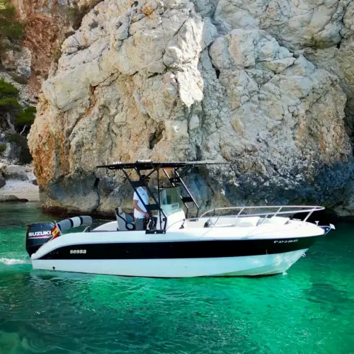 Bateau à moteur Sessa naviguant devant les falaises de Dénia sur la Costa Blanca