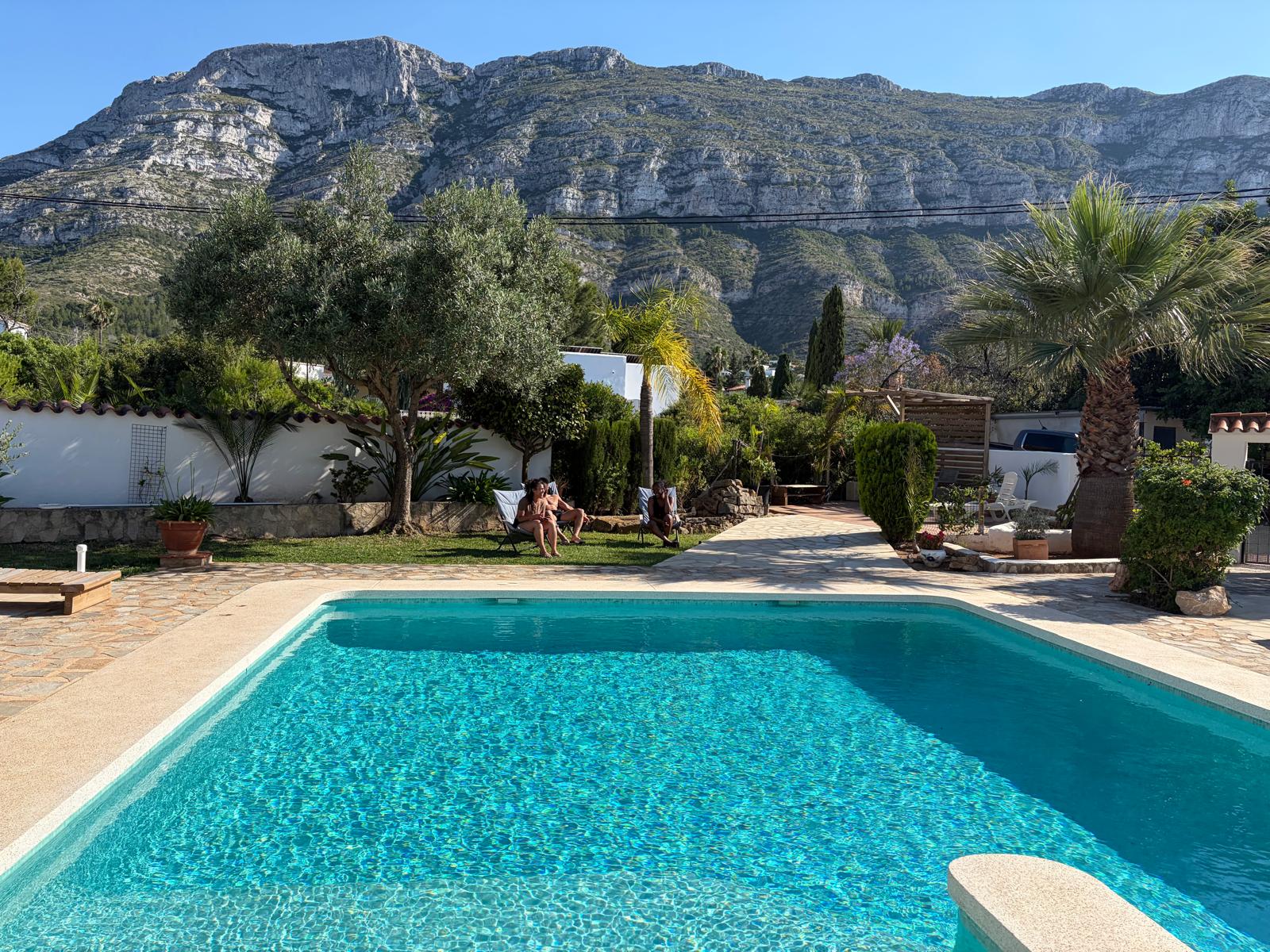Piscine de Raíces del Montgó face à la montagne du Montgó