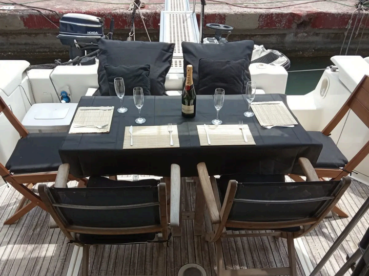 Table dressée pour un repas de groupe sur le pont arrière du bateau à moteur