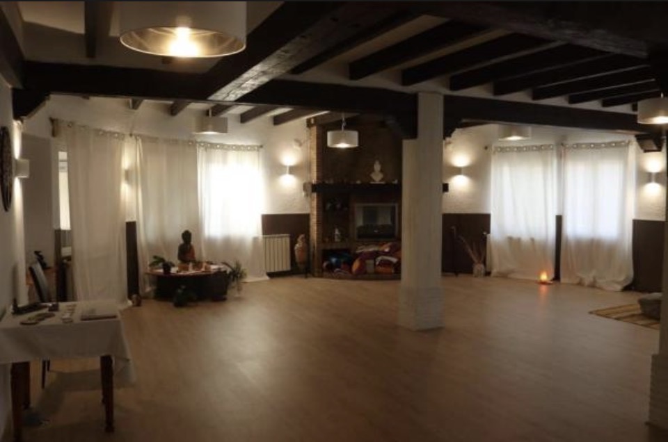 Grande salle zen pour le yoga, la méditation et les ateliers
