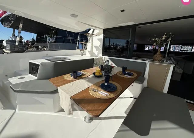 Catamaran Dufour 48 amarré dans le port de Dénia