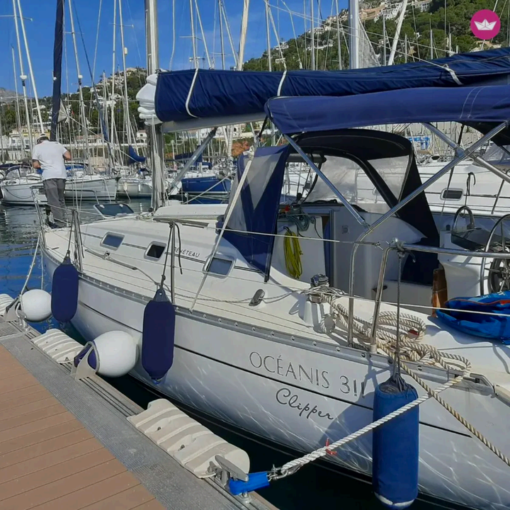 Voilier à quai dans le port de Dénia, prêt pour une croisière à la voile