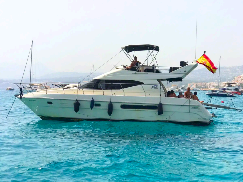Grand bateau à moteur au mouillage devant Dénia, Costa Blanca