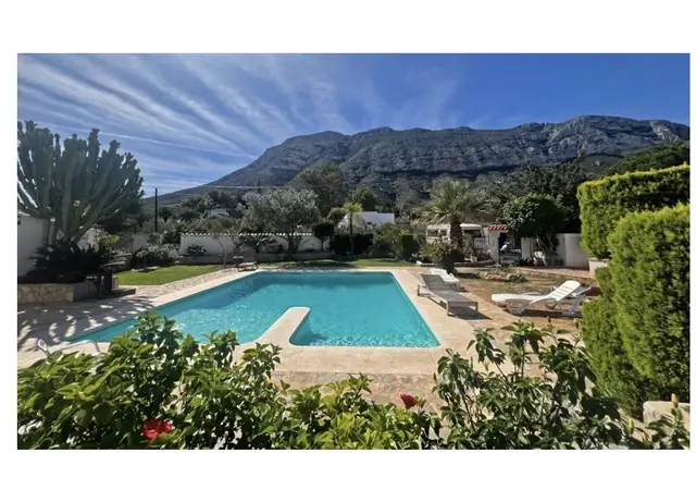 Piscine et jardin de la Casa de Luz au pied du Montgó
