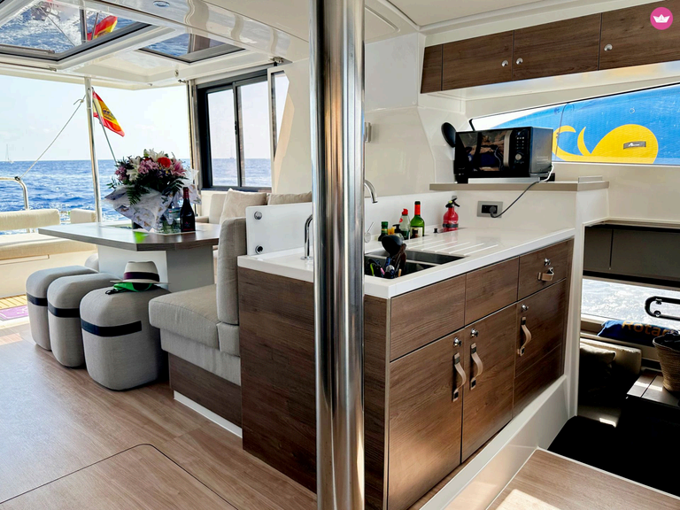 Carré intérieur et cuisine du catamaran avec cabines d'Infinaissance