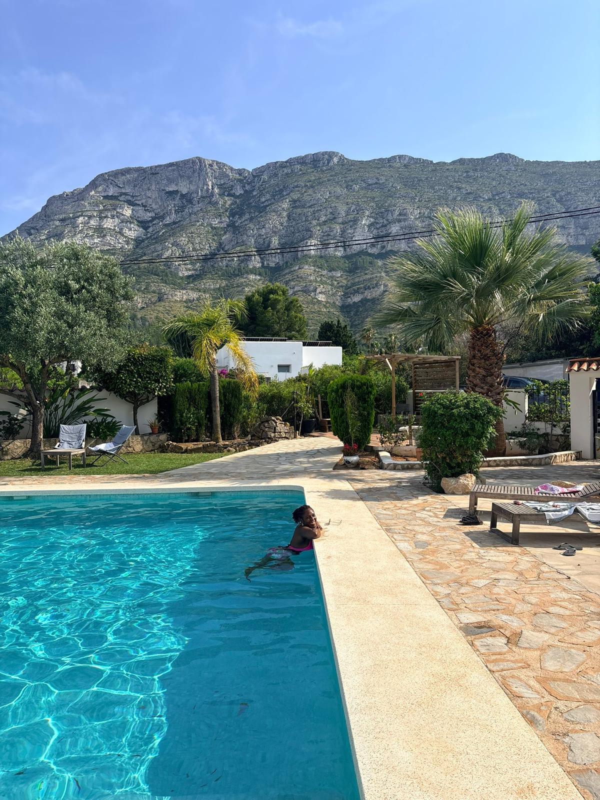 Piscine de la Casa de Luz au pied du Montgó — retraite de Dénia